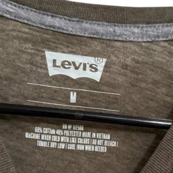 Levi’s Olive Green V Neck Pocket Tee Men’s Size Medium - Picture 3 of 4